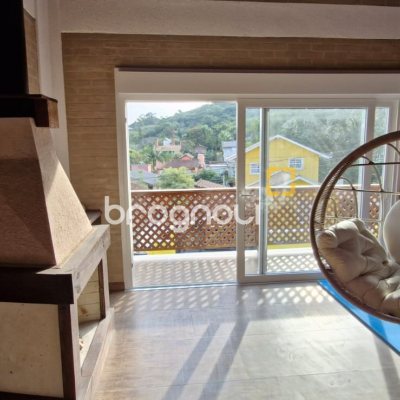 Casa com 140m², 3 quartos (sendo 1 suíte), 2 garagens, no bairro Sambaqui em Florianópolis