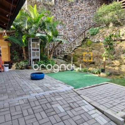 Casa com 140m², 3 quartos (sendo 1 suíte), 2 garagens, no bairro Sambaqui em Florianópolis