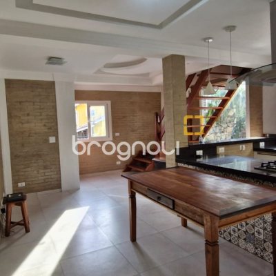 Casa com 140m², 3 quartos (sendo 1 suíte), 2 garagens, no bairro Sambaqui em Florianópolis
