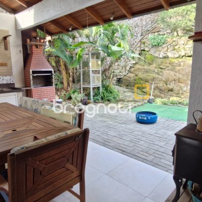 Casa com 140m², 3 quartos (sendo 1 suíte), 2 garagens, no bairro Sambaqui em Florianópolis