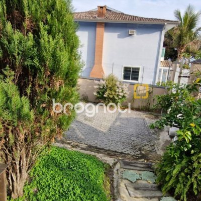 Casa com 140m², 3 quartos (sendo 1 suíte), 2 garagens, no bairro Sambaqui em Florianópolis