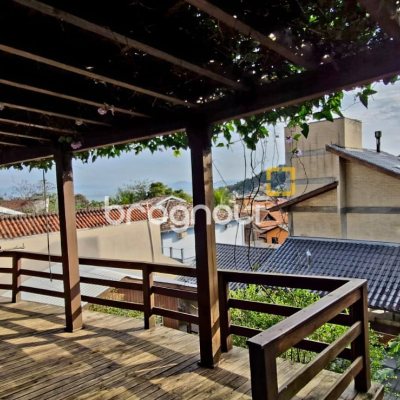 Casa com 140m², 3 quartos (sendo 1 suíte), 2 garagens, no bairro Sambaqui em Florianópolis