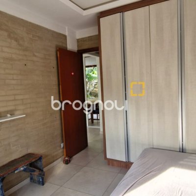 Casa com 140m², 3 quartos (sendo 1 suíte), 2 garagens, no bairro Sambaqui em Florianópolis