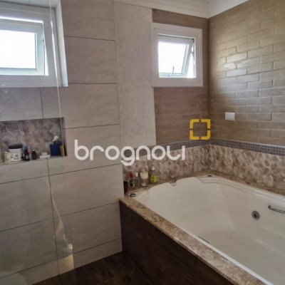 Casa com 140m², 3 quartos (sendo 1 suíte), 2 garagens, no bairro Sambaqui em Florianópolis
