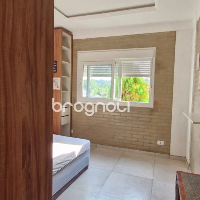 Casa com 140m², 3 quartos (sendo 1 suíte), 2 garagens, no bairro Sambaqui em Florianópolis