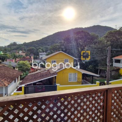 Casa com 140m², 3 quartos (sendo 1 suíte), 2 garagens, no bairro Sambaqui em Florianópolis