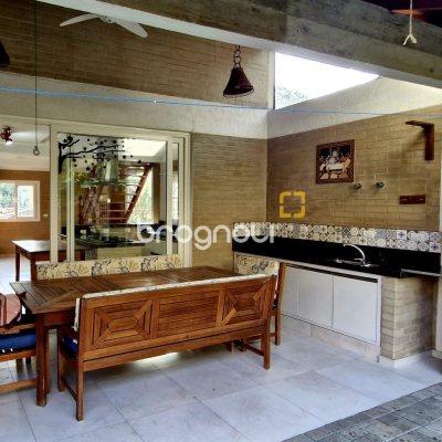 Casa com 140m², 3 quartos (sendo 1 suíte), 2 garagens, no bairro Sambaqui em Florianópolis