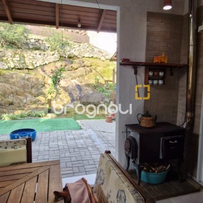 Casa com 140m², 3 quartos (sendo 1 suíte), 2 garagens, no bairro Sambaqui em Florianópolis
