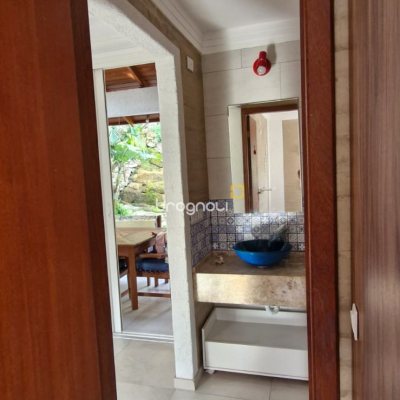 Casa com 140m², 3 quartos (sendo 1 suíte), 2 garagens, no bairro Sambaqui em Florianópolis