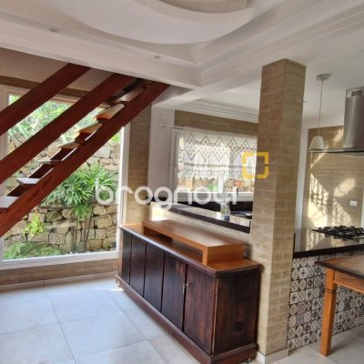 Casa com 140m², 3 quartos (sendo 1 suíte), 2 garagens, no bairro Sambaqui em Florianópolis
