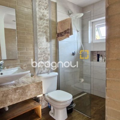 Casa com 140m², 3 quartos (sendo 1 suíte), 2 garagens, no bairro Sambaqui em Florianópolis