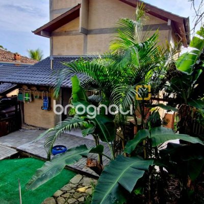 Casa com 140m², 3 quartos (sendo 1 suíte), 2 garagens, no bairro Sambaqui em Florianópolis