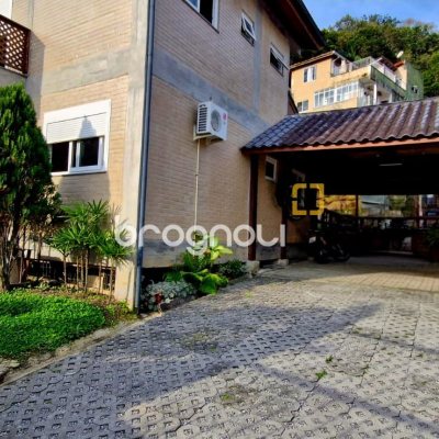 Casa com 140m², 3 quartos (sendo 1 suíte), 2 garagens, no bairro Sambaqui em Florianópolis