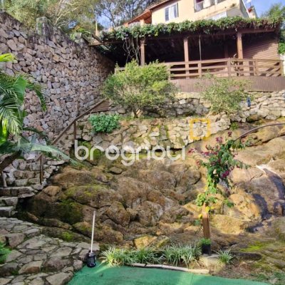Casa com 140m², 3 quartos (sendo 1 suíte), 2 garagens, no bairro Sambaqui em Florianópolis