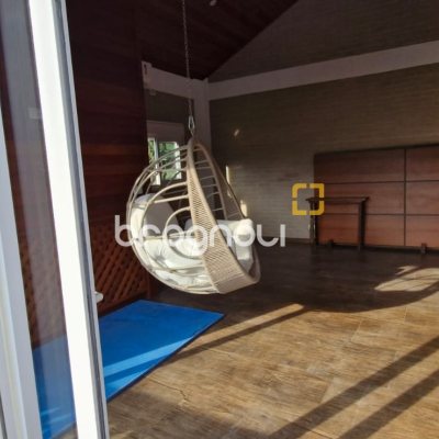 Casa com 140m², 3 quartos (sendo 1 suíte), 2 garagens, no bairro Sambaqui em Florianópolis
