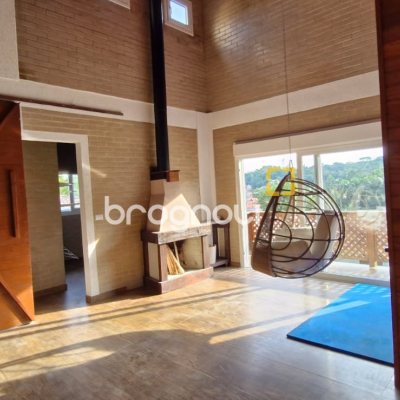 Casa com 140m², 3 quartos (sendo 1 suíte), 2 garagens, no bairro Sambaqui em Florianópolis