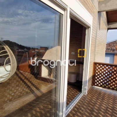 Casa com 140m², 3 quartos (sendo 1 suíte), 2 garagens, no bairro Sambaqui em Florianópolis