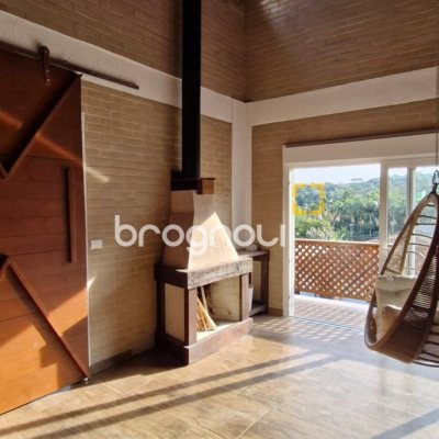 Casa com 140m², 3 quartos (sendo 1 suíte), 2 garagens, no bairro Sambaqui em Florianópolis