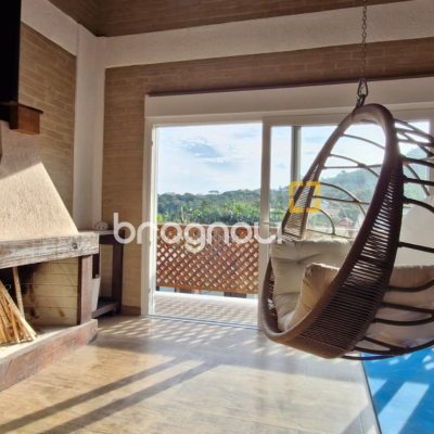 Casa com 140m², 3 quartos (sendo 1 suíte), 2 garagens, no bairro Sambaqui em Florianópolis