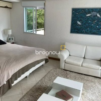 Casa com 390m², 3 quartos (sendo 2 suítes), 2 garagens, no bairro Lagoa da Conceição em Florianópolis