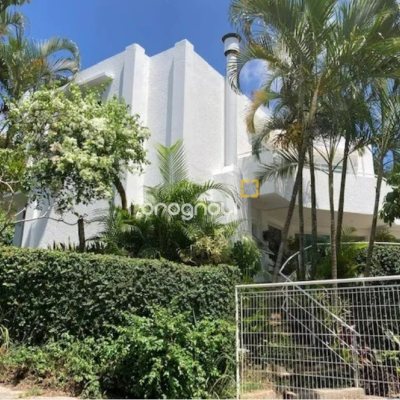 Casa com 390m², 3 quartos (sendo 2 suítes), 2 garagens, no bairro Lagoa da Conceição em Florianópolis