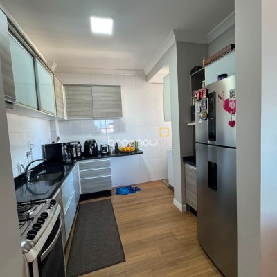 Apartamento com 71m², 2 quartos (sendo 1 suíte), 1 garagem, no bairro Barreiros em São José