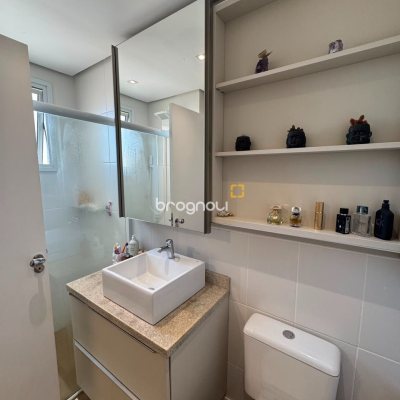 Apartamento com 71m², 2 quartos (sendo 1 suíte), 1 garagem, no bairro Barreiros em São José