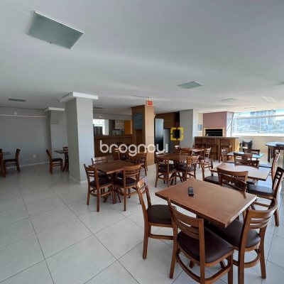 Apartamento com 71m², 2 quartos (sendo 1 suíte), 1 garagem, no bairro Barreiros em São José
