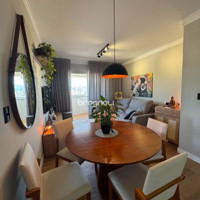 Apartamento com 71m², 2 quartos (sendo 1 suíte), 1 garagem, no bairro Barreiros em São José