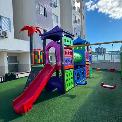 Apartamento com 71m², 2 quartos (sendo 1 suíte), 1 garagem, no bairro Barreiros em São José