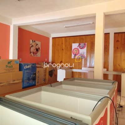 Casa Comercial com 400m², no bairro Daniela em Florianópolis