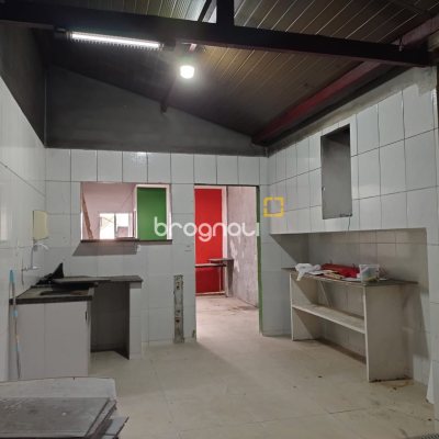 Casa Comercial com 400m², no bairro Daniela em Florianópolis