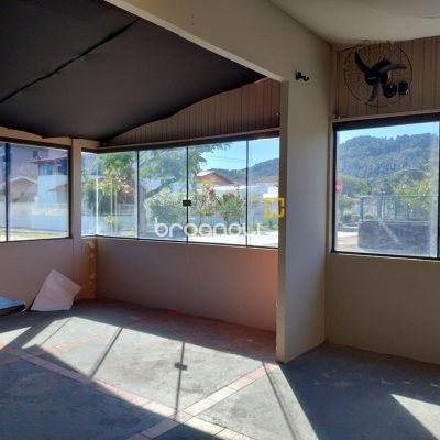 Casa Comercial com 400m², no bairro Daniela em Florianópolis