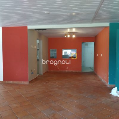 Casa Comercial com 400m², no bairro Daniela em Florianópolis