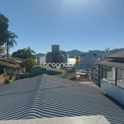 Casa com 109m², 4 quartos (sendo 2 suítes), 1 garagem, no bairro Agronômica em Florianópolis