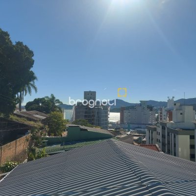 Casa com 109m², 4 quartos (sendo 2 suítes), 1 garagem, no bairro Agronômica em Florianópolis