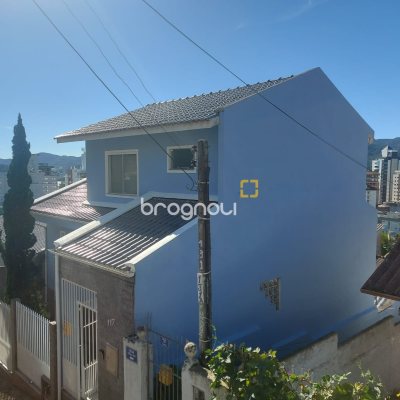 Casa com 109m², 4 quartos (sendo 2 suítes), 1 garagem, no bairro Agronômica em Florianópolis