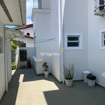 Pousada / Hotel com 260m², 5 quartos (sendo 5 suítes), 5 garagens, no bairro Daniela em Florianópolis
