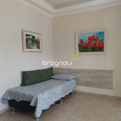 Pousada / Hotel com 260m², 5 quartos (sendo 5 suítes), 5 garagens, no bairro Daniela em Florianópolis