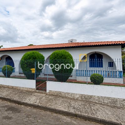 Casa com 200m², 3 quartos (sendo 1 suíte), 3 garagens, no bairro Jardim Atlântico em Florianópolis
