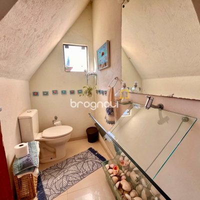 Casa com 224m², 3 quartos (sendo 3 suítes), 2 garagens, no bairro Rio Tavares em Florianópolis