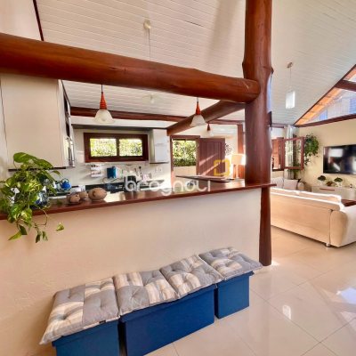 Casa com 224m², 3 quartos (sendo 3 suítes), 2 garagens, no bairro Rio Tavares em Florianópolis