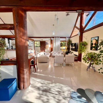 Casa com 224m², 3 quartos (sendo 3 suítes), 2 garagens, no bairro Rio Tavares em Florianópolis