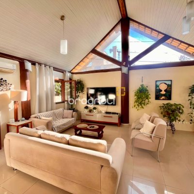 Casa com 224m², 3 quartos (sendo 3 suítes), 2 garagens, no bairro Rio Tavares em Florianópolis