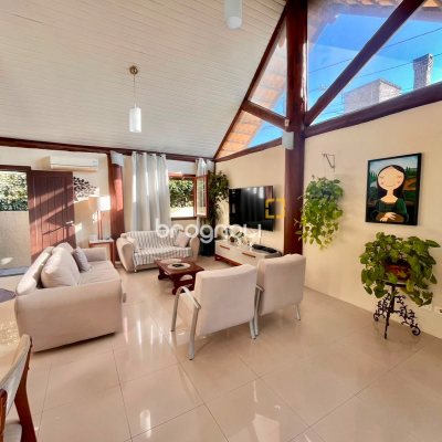 Casa com 224m², 3 quartos (sendo 3 suítes), 2 garagens, no bairro Rio Tavares em Florianópolis