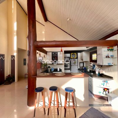 Casa com 224m², 3 quartos (sendo 3 suítes), 2 garagens, no bairro Rio Tavares em Florianópolis