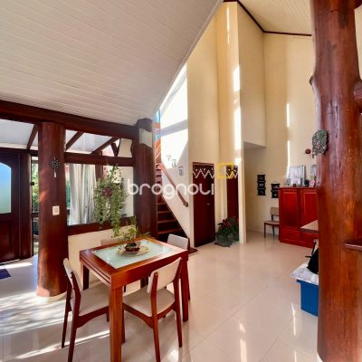 Casa com 224m², 3 quartos (sendo 3 suítes), 2 garagens, no bairro Rio Tavares em Florianópolis
