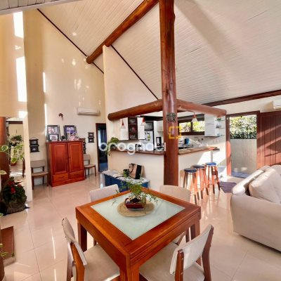 Casa com 224m², 3 quartos (sendo 3 suítes), 2 garagens, no bairro Rio Tavares em Florianópolis