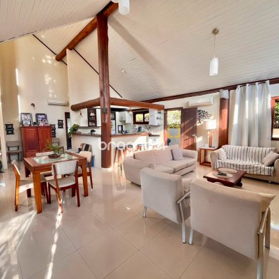 Casa com 224m², 3 quartos (sendo 3 suítes), 2 garagens, no bairro Rio Tavares em Florianópolis