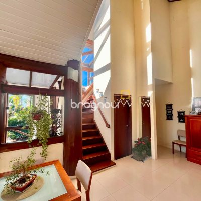 Casa com 224m², 3 quartos (sendo 3 suítes), 2 garagens, no bairro Rio Tavares em Florianópolis